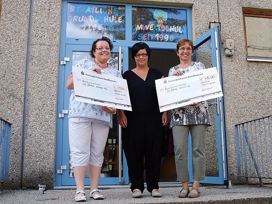 Spenden für Ilfelder Grundschule (Foto: Anja Hichert) Spenden für Ilfelder Grundschule (Foto: Anja Hichert)