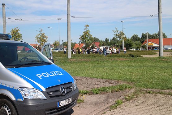 Rund 30 Menschen versammelten sich zur Kundgebung gegen "kriminelle Einwanderer", so die Polizei (Foto: nnz)