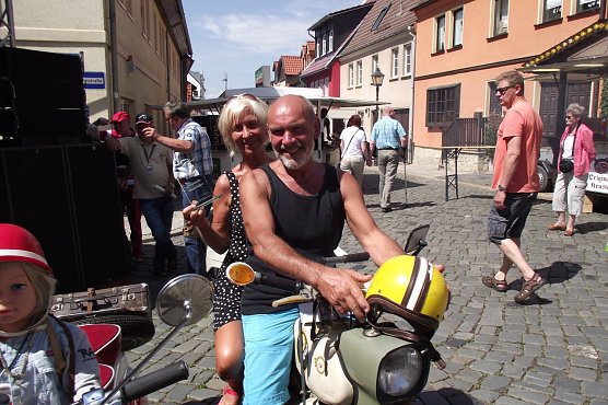 Dietmar und Edith Junker aus dem Aue-Dorf G&ouml;rsbach waren mit ihrem Habicht gekommen. (Foto: Kurt Frank)