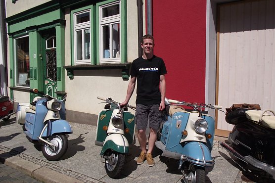 Andreas Thume, hier neben Wiesel und Berlin-Roller,  will Mitglied im Ost Klassik Klub werden. (Foto: Kurt Frank)