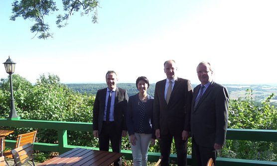 Georg Maier (SPD), Landrat Mattias Jendricke (SPD), Carola Schmidt und Matthias Wagener auf der Burgruine Hohenstein (Foto: Jessica Pieper)