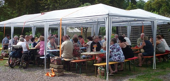 Gartenfreunde beim Feiern (Foto: Franziska Bernsdorf)
