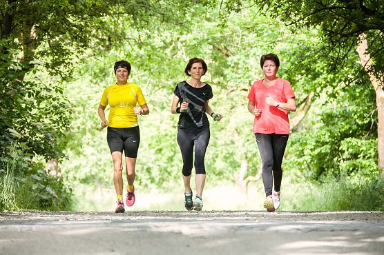 Sabine Schr&ouml;der (links) mit Kursteilnehmerinnen (Foto: privat)