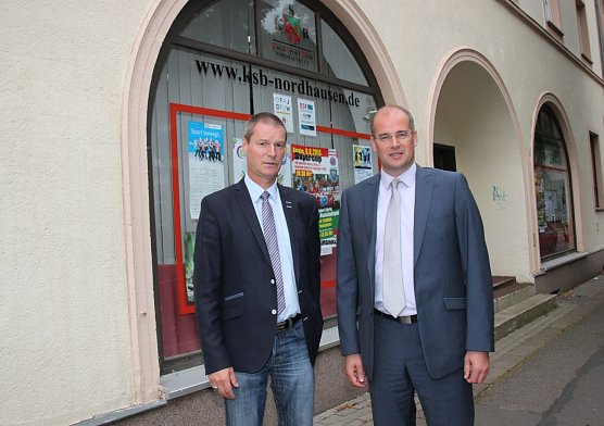Andreas Meyer, Gesch&auml;ftsf&uuml;hrer des Kreissportbundes und Landrat Matthias Jendricke.    (Foto: Jessica Pieper)