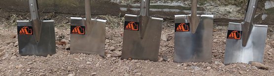 Blitzblanke Spaten (Foto: nnz)