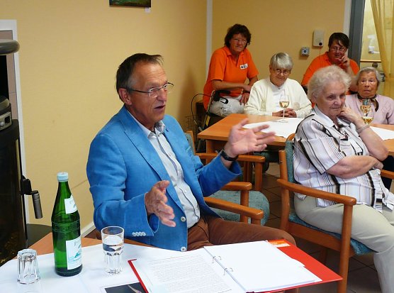 Das Ehepaar Pientka las im Ellricher Asternhof wieder ihre Geschichten zum besten (Foto: Dr. Wolfgang R. Pientka)