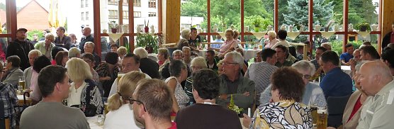 Das &uuml;berf&uuml;llte Haus des Gastes. Im Hintergrund die Schule (Foto: nnz)