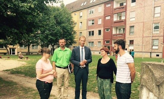 Frau Wagner, Herr Mock, Herr D&ouml;rrmann, Frau Tiepelmann-Halm und Herr Scholz im Wohngebiet (Foto: WBG S&uuml;dharz)