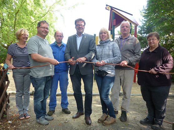 Bleicherodes B&uuml;rgermeister Frank Rostek und Sachgebietsleiterin Christine Bernkurth, aus den H&auml;nden von Thomas Apitius, St&uuml;tzpunktleiter des HORIZONT konnten den in Ordnung gebrachten Spielplatz &uuml;bernehmen (Foto: Stadt Bleicherode)