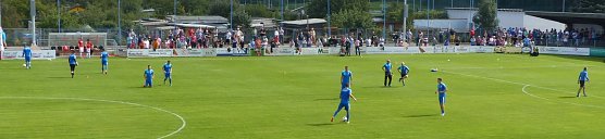 Warmmachen der blau-wei&szlig;en (Foto: nnz)
