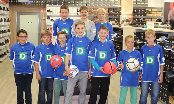 Trikots übergeben (Foto: privat) Trikots übergeben (Foto: privat)