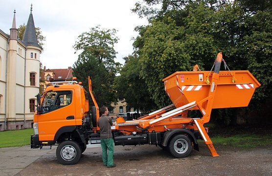 Neues Containerfahrzeug für die Servicegesellschaft des Landkreises (Foto: Jessica Pieper) Neues Containerfahrzeug für die Servicegesellschaft des Landkreises (Foto: Jessica Pieper)