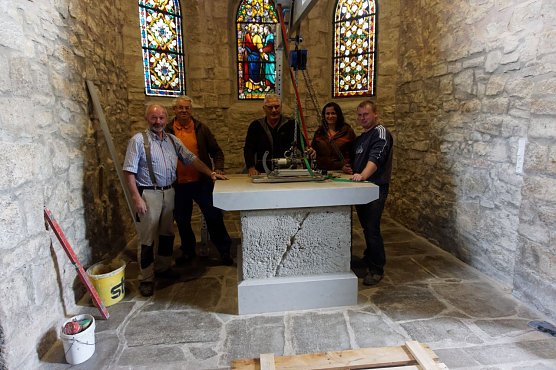 Jetzt kann gefeiert werden - der Altar in Sollstedt wurde saniert (Foto: Evangelischer Kirchenkreis S&uuml;dharz)