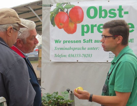 Was f&uuml;r &Auml;pfel ess ich da? - am besten den Pomologen fragen, auf dem Aulebener Fischer- und Apfelfest (Foto: Pressestelle Landratsamt)