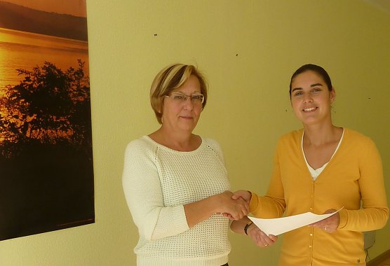 Peggy Hesse konnte von Christine Bernkurth schon einmal die Schl&uuml;ssel f&uuml;r die neuen Kursr&auml;ume in Bleicherode entgegen nehmen (Foto: Stadt Bleicherode)