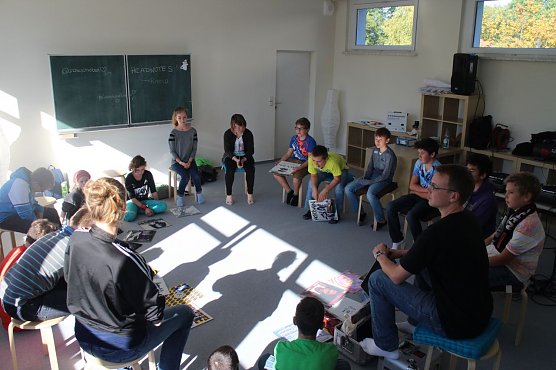 Ann&auml;herung &uuml;ber Popkultur - in der siebenten Klasse tastet man sich an das Thema Fl&uuml;chtlingskrise und Migration in kleinen Schritten heran (Foto: Angelo Glashagel)