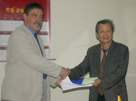 &Uuml;bergabe der Urkunden (Foto: FHN)