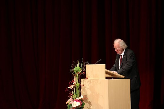 Ehrhart Neubert hielt im Nordh&auml;user Theater die Festrede zum 25. Jubil&auml;um der friedlichen Revolution (Foto: Angelo Glashagel)