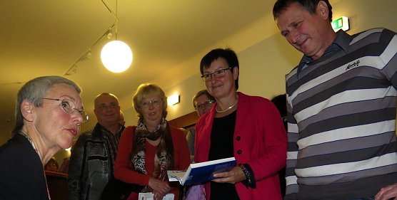 Nach dem Vortrag wurden B&uuml;cher signiert (Foto: nnz)