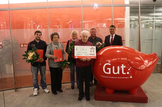 Gl&uuml;ckliche Gewinner - die PS Los Sparer der Nordh&auml;user Sparkasse freuten sich &uuml;ber Reisegutscheine und Geld (Foto: Angelo Glashagel)