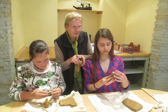 die Kursleiterin f&uuml;r Keramik  Dagmar Zimmermann mit den Sch&uuml;lerinnen Aleksandra Bruchov (re)und Nicole Mejdner (li) (Foto: Regelschule Petersberg)