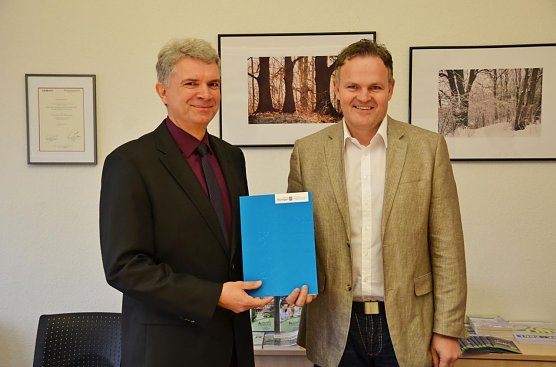 Prof. Dr.-Ing. Klaus-Peter Neitzke und HSN Pr&auml;sident Prof. Dr. J&ouml;rg Wagner (v.l.) (Foto: Tina Bergknapp)