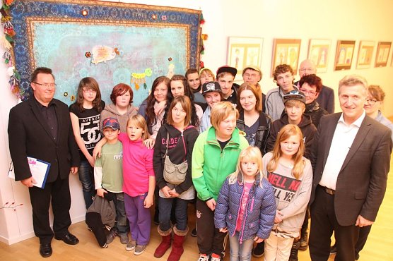 Ein Teil der Kursteilnehmer bei der Er&ouml;ffnung der Ausstellung im Foyer des Ratsaales (Foto: Patrick Grabe Pressestelle Stadtverwaltung)