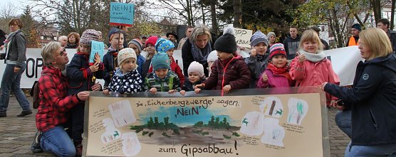 Demonstration gegen neue Gipsabbaugebiete vor dem Nordh&auml;user Landratsamt (Foto: Angelo Glashagel)