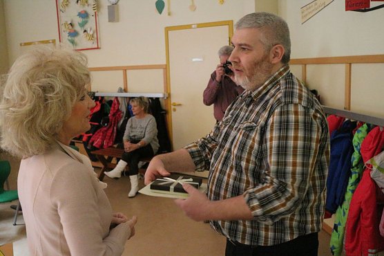 Auch Olaf Hartung wurde von Ministerin Keller als Bienenfreund ausgezeichnet (Foto: Angelo Glashagel)