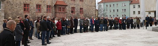 Schweigeminute in Nordhausen f&uuml;r die Opfer der Terroranschl&auml;ge von Paris (Foto: Angelo Glashagel)