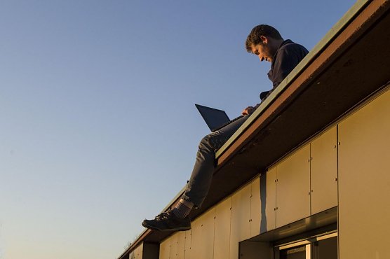 Nordh&auml;user Absolvent Benedikt Kr&uuml;ger auf dem "Kreativdach" (Foto: privat)