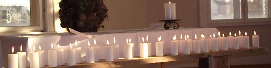 Die  Kerzen standen f&uuml;r die Anzahl der Menschen, die innerhalb eines Jahres starben. (Foto: Kurt Frank)