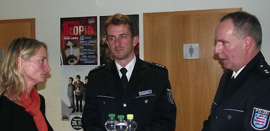 Vereinsvorsitzende Michaela Knoblauch im Gespr&auml;ch mit Polizeibeamten. (Foto: Kurt Frank)