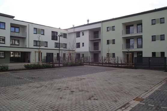 Das Wohn-und Pflegezentrum erh&auml;lt in den n&auml;chsten Tagen weiteren Zuwachs. Offiziell kann es am kommenden Freitag besichtigt werden. Die offizielle Er&ouml;ffnung mit gro&szlig;em Bahnhof soll im Fr&uuml;hjahr 2016 erfolgen. (Foto: Kurt Frank)