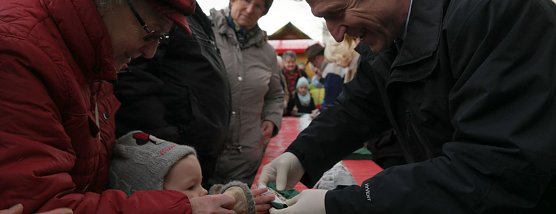 Dieses kleine M&auml;dchen hatte es mit Hilfe seiner Oma geschafft (Foto: nnz)