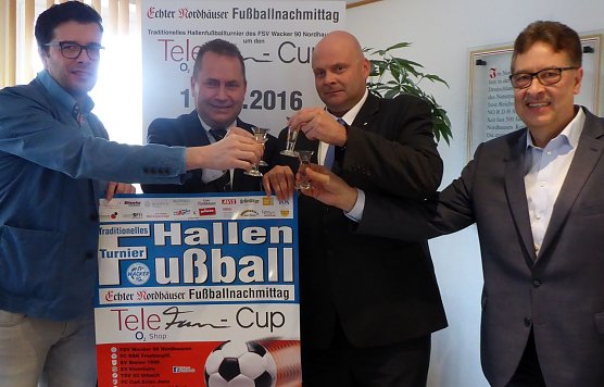 Ansto&szlig;en auf Erfolg des Turniers (Foto: privat)