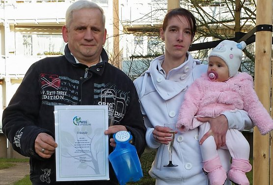 Stolze Eltern mit der jungen Patin (Foto: privat)