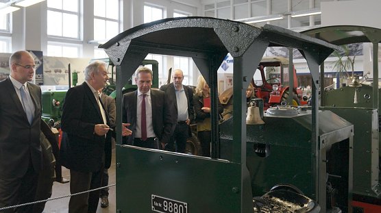 Kurt Bierwisch erl&auml;utert die Museumsexponate (Foto: nnz)