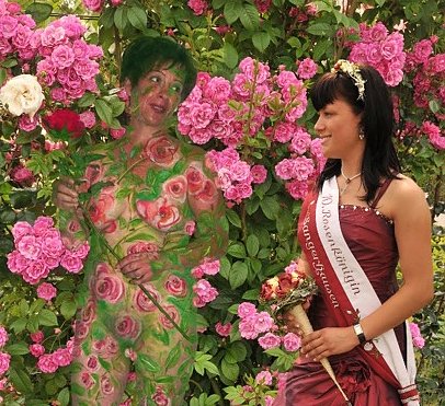 Fantasie spielt mit: Wer ist denn da die Rosenk&ouml;nigin? (Foto: Georg Brockt)