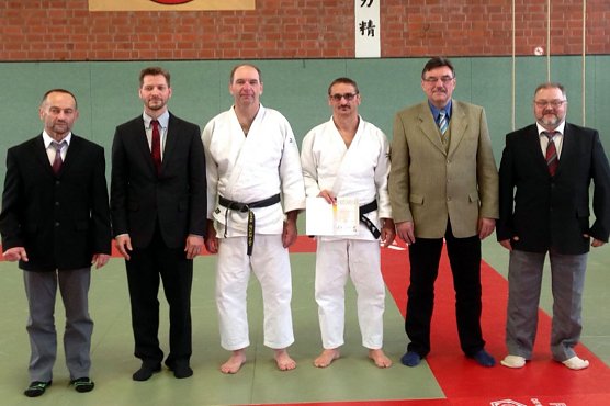 Roland L&uuml;decke ( 3.Dan) (mit Pr&uuml;fungsurkunde) nach der Pr&uuml;fung mit seinem Uke Andreas Schmidt und der Pr&uuml;fungskommission des Th&uuml;ringer Judoverbandes (Foto: Klaus Fichtner)