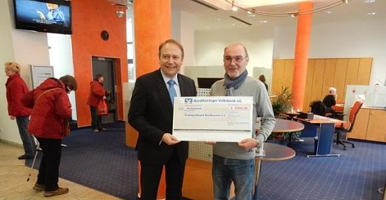 Scheck &uuml;bergeben (Foto: KSB)