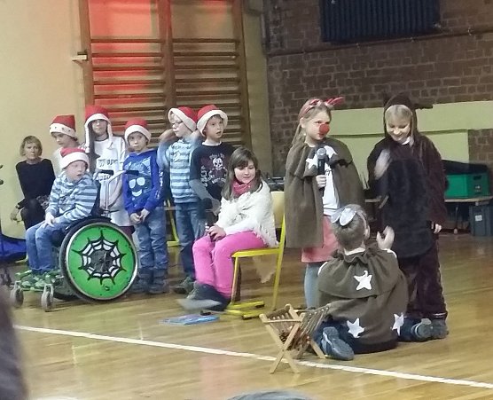 Weihnachtsprogramm f&uuml;r Eltern und Gro&szlig;eltern -  an der Grundschule Wipperdorf wurde getanzt, gesungen und gespielt (Foto: Elke Gro&szlig;ert-Fromm)