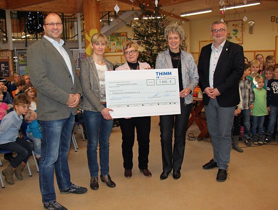 Spende &uuml;bergeben (Foto: J. Piper)