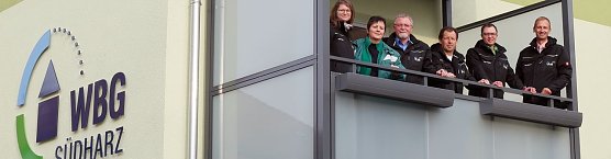 Haben gut lachen - von links: Sozialarbeiterin Anette Jahns, Hausdame Regina Jedricke, Vorstand Harald Eisentraut, Teamleiter Instandsetzung Mario Vopel, Teamleiter WBG-Zweigstelle Bleicherode Heiko Hebestreit und Vorstand Sven D&ouml;rmann (Foto: nnz)