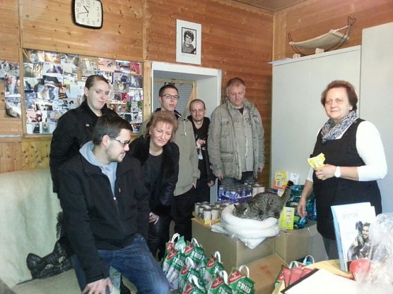 Das Team des Ratskellers verzichtete zu Gunsten der "Fellnasen" im Katzenhaus wieder gerne auf Wichtelgeschenke (Foto: Tierschutz Nordhausen)