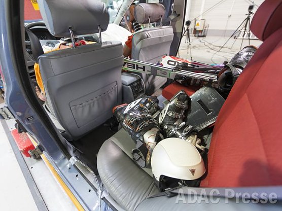 So nicht - auch die Skiausrüstung kann falsch gepackt zur tödlichen Gefahr werden (Foto: ADAC) So nicht - auch die Skiausrüstung kann falsch gepackt zur tödlichen Gefahr werden (Foto: ADAC)