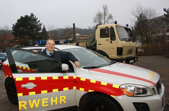 Kreisbrandinspektor Wilfried Ittershagen freut sich &uuml;ber die neuen Wagen im Fuhrpark (Foto: Jessica Pieper)