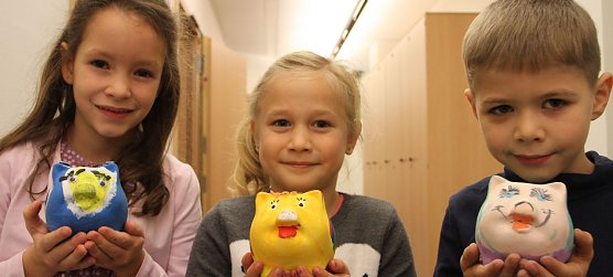 Ausgezeichnet wurden (v.l.) Anni, Ruby und Jason f&uuml;r ihre wunderbaren Sparschweinkreationen (Foto: Angelo Glashagel)