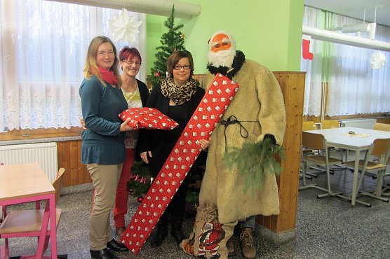 Förderverein übergibt Spenden (Foto: Alexandra Günther) Förderverein übergibt Spenden (Foto: Alexandra Günther)