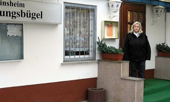 Die Vorsitzende vor dem Vereinsheim (Foto: privat)